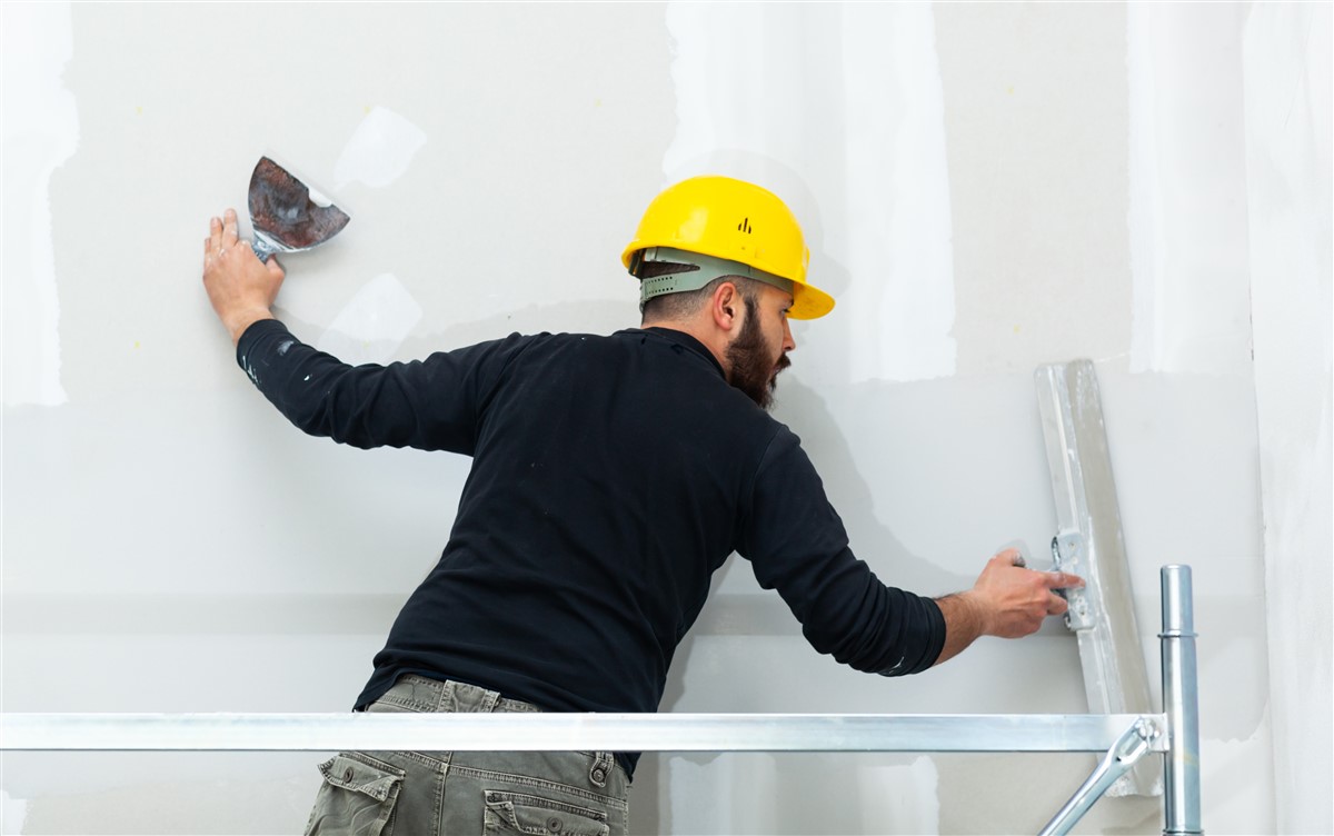 enduire un mur en plâtre abîmé