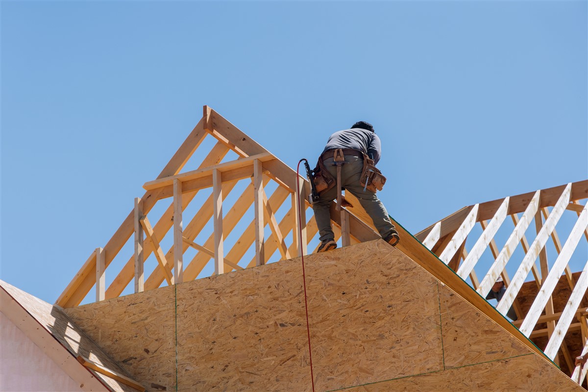 <h2>L'expérience ancestrale de la construction en bois - le chêne, dominant du Moyen Âge à l'aube du développement durable</h2> <p>Le bois, ce matériau noble et résilient, a été employé dans les constructions depuis des temps immémoriaux. Sa présence est palpable à travers les siècles, du Moyen Âge à l'aube du développement durable. L'utilisation du bois dans la construction a évolué au fil du temps, passant du simple bûcheron à l'architecte visionnaire, adoptant des techniques et des machines pour façonner ce matériau vivant en une œuvre d'art. C'est à travers cette évolution que nous nous intéressons aujourd'hui à deux types de constructions en bois distinctes : la charpente et la fermette.</p> <p>L'histoire de la construction en bois remonte au Moyen Âge, où le chêne était le matériau de choix pour l'architecture des bâtiments. Il était alors courant de voir des pans de bois ornant les façades des maisons, édifices et ponts. Le chêne bois, avec sa durée de vie exceptionnelle et sa résistance à l'humidité, était un matériau privilégié dans la construction. Un exemple marquant de cette époque est la ville de Paris, où la charpente bois, surnommée "la forêt", est toujours en place au sommet de la cathédrale Notre-Dame.</p> <h2>La transition vers la fermette - une réponse au besoin de rapidité et d'économie dans la construction</h2> <p>Au fil du temps, et avec le progrès de l'industrialisation, une nouvelle forme de construction a vu le jour : la fermette. Plus économique et plus rapide à construire, la fermette a été le choix privilégié des constructeurs dans le contexte du boom immobilier d'après-guerre. Elle est aujourd'hui encore largement employée dans les constructions modernes pour sa rapidité de mise en place et sa simplicité de conception.</p> <p>Cependant, la facilité de construction de la fermette a un coût : la qualité et la durabilité du bâtiment sont souvent compromises. En effet, son assemblage rapide et sa structure légère ne permettent pas d'offrir la même résistance et durée de vie que la charpente traditionnelle en bois.</p> <h2>L'exposition universelle de Paris 2024 - une célébration du bois dans l'architecture</h2> <p>En 2024, l'exposition universelle de Paris a été l'occasion de célébrer le bois en tant que matériau de construction durable et respectueux de l'environnement. De nombreux bâtiments, ponts et autres structures temporaires ont été réalisés en bois, soulignant le potentiel de ce matériau dans la construction durable. La charpente, avec sa structure robuste et sa longue durée de vie, a été largement utilisée dans les projets de l'exposition.</p> <h2>La supériorité de la charpente - un retour aux sources pour une construction durable</h2> <p>La charpente revient en force aujourd'hui dans la construction, répondant aux exigences d'un développement durable et respectueux de l'environnement. Le bois, notamment le chêne, offre une solution alternative aux matériaux conventionnels tels que le béton et l'acier, souvent critiqués pour leur impact environnemental.</p> <p>Au-delà de son aspect écologique, la charpente présente de nombreux avantages par rapport à la fermette. Sa robustesse, sa durée de vie, son esthétisme et sa capacité à conserver la chaleur en font le choix privilégié des architectes et des constructeurs. La charpente, avec ses poutres apparentes et sa structure solide, offre également une esthétique unique, très appréciée dans les projets de rénovation et de restauration.</p> <p>En définitive, il est indéniable que la charpente a su conserver sa supériorité face à la fermette dans les anciennes constructions. Bien que la fermette ait eu son heure de gloire dans le contexte de l'industrialisation et de la construction rapide, la charpente, avec sa robustesse et sa durée de vie, revient en force dans les projets de construction durable.</p> <p>L'exposition universelle de Paris 2024 a été une belle démonstration de la capacité du bois à s'adapter aux exigences de notre époque, tout en conservant son charme ancestral. La charpente en bois, par sa beauté et sa durabilité, est non seulement un hommage à notre patrimoine architectural, mais aussi une promesse pour les générations futures.</p> <p>La charpente offre une perspective de développement durable, associée à une esthétique qui traverse les âges. Elle est un symbole de résilience et de durabilité, un pont entre le passé et l'avenir. Dans le contexte actuel de sensibilisation à l'écologie et au respect de l'environnement, la charpente se présente comme une solution à la fois moderne et intemporelle, illustrant parfaitement la maxime : "Dans l'ancien se cache l'avenir".</p>