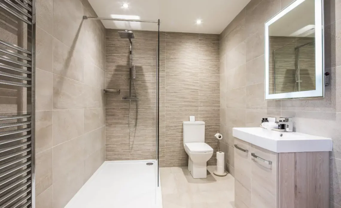 Le style de douche ouverte, avec une simple paroi latérale, donne une sensation d'espace