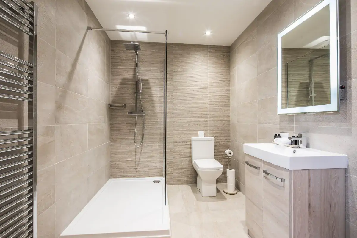 Le style de douche ouverte, avec une simple paroi latérale, donne une sensation d'espace