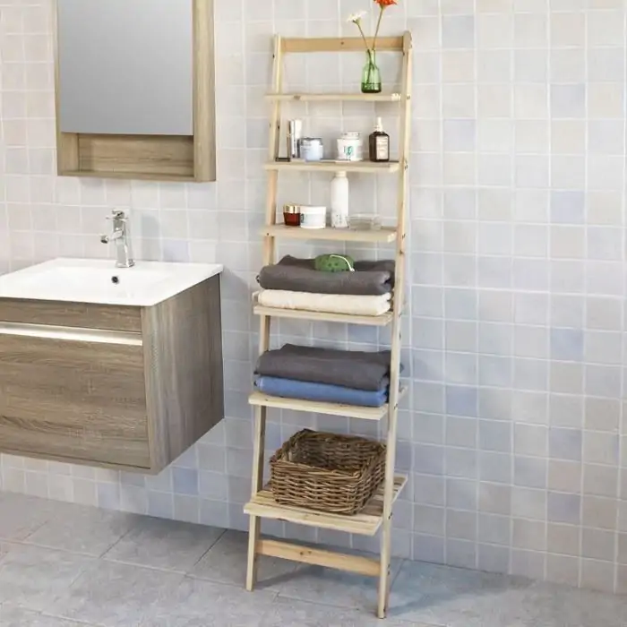 Une échelle de rangement est à la fois design et pratique pour y déposer ses affaires de toilettes dans une petite salle de bain