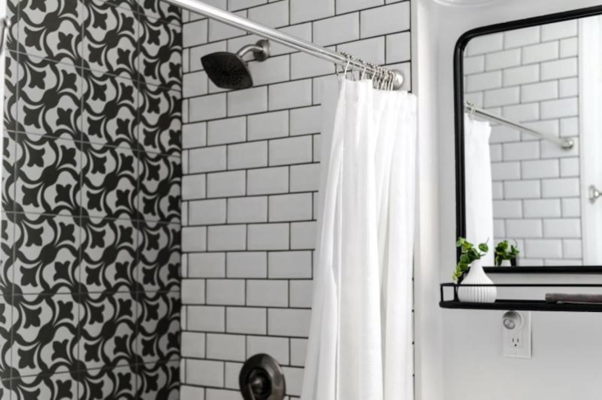Du carrelage type métro blanc habille la douche d'une petite salle de bain