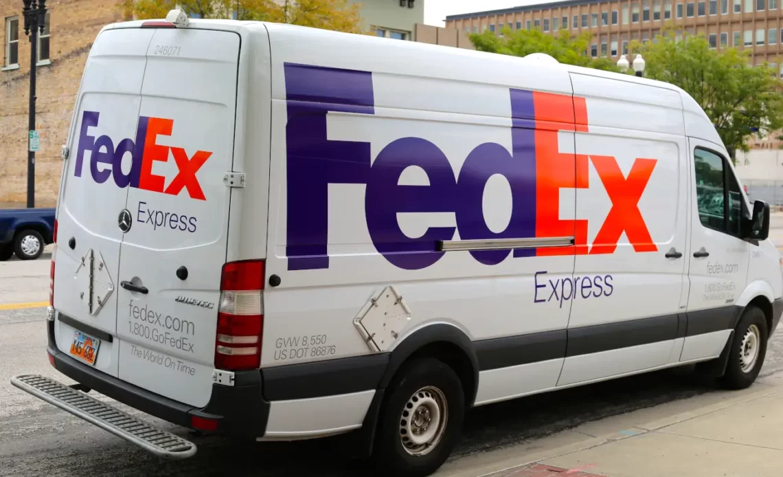 Un véhicule de la société Fedex est immédiatement reconnaissable grâce à son covering