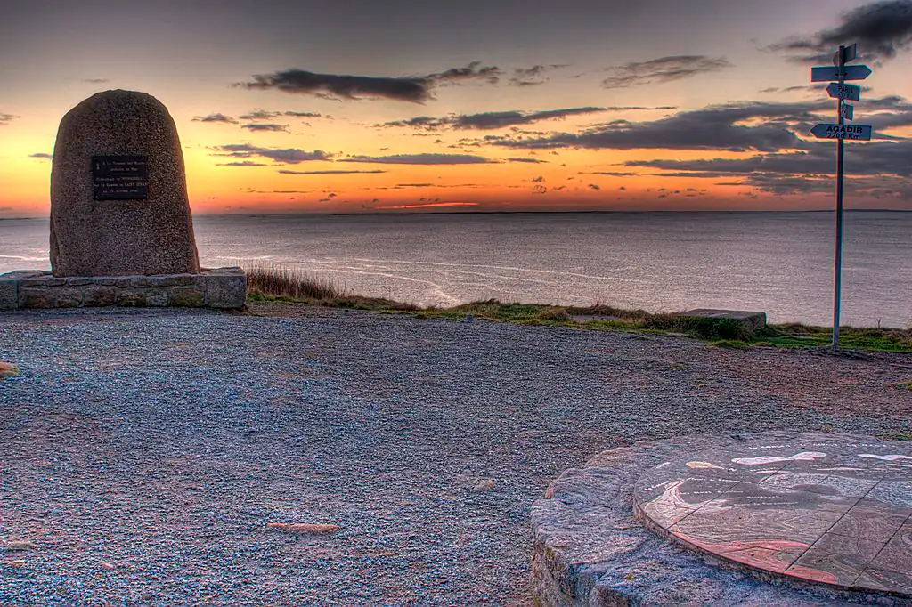 La stèle de la pointe de Corsen dans le Finistère au soleil couchant
