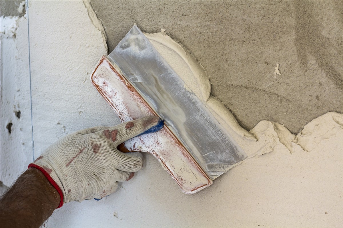 Techniques spécifiques pour enduire un mur en plâtre abîmé DisMoi Demain