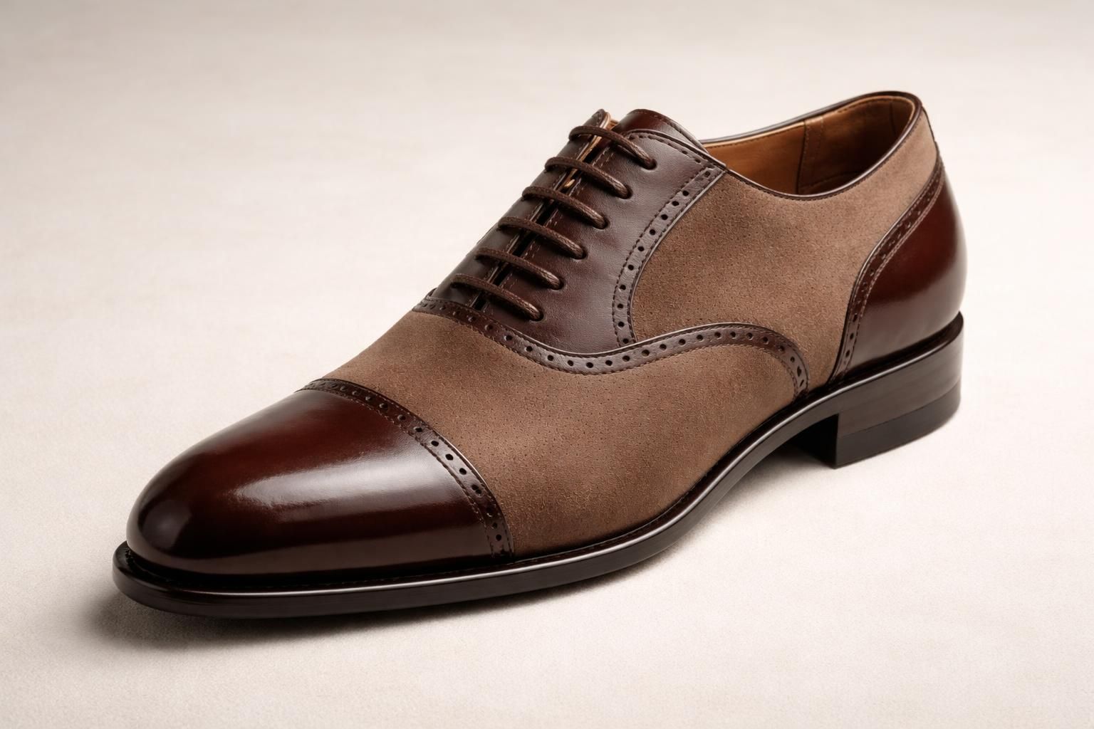découvrez les caractéristiques des chaussures en cuir et en nubuck, leurs avantages, leur entretien et comment choisir la paire idéale pour allier style et durabilité.