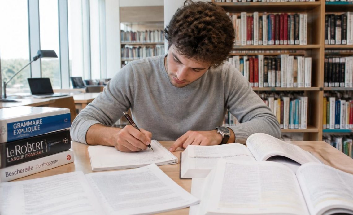 découvrez comment utiliser correctement 'atteind' et 'atteint' dans les écrits académiques pour améliorer la clarté et la précision de vos textes.