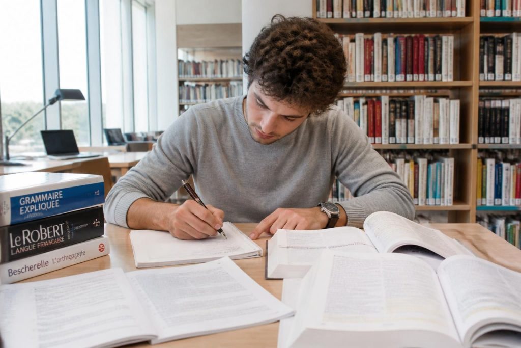 découvrez comment utiliser correctement 'atteind' et 'atteint' dans les écrits académiques pour améliorer la clarté et la précision de vos textes.